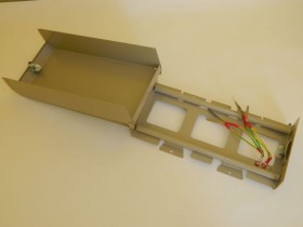 Коробка распределительная  на 10 (макс d кабеля 10мм) плинтов металлическая (28*13,5*7см), замок РАСПРОДАЖА