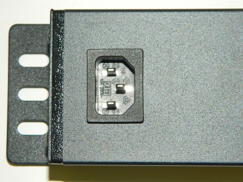 Блок розеток 19", 12 розеток IEC C13, без шнура, гнездо IEC C14 на задней панели, высота 1.5U, 16А, с выключателем, чёрный