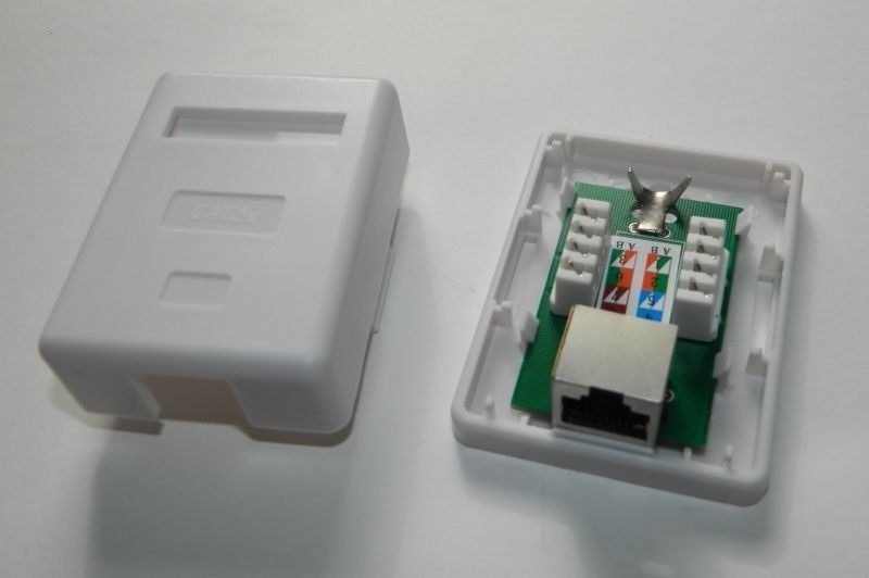 Розетка компьютерная внешняя экранированная 1х RJ45, экран, cat.5е, Krone тип, белая